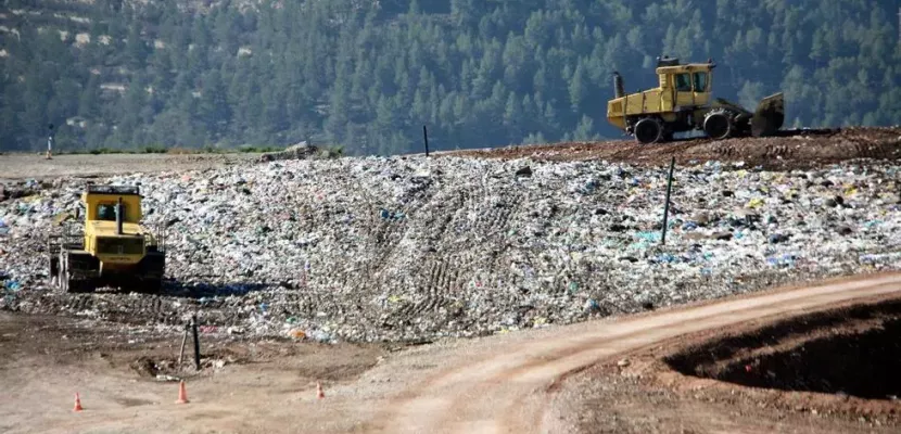 The image shows two excavators in a waste management plant in Manresa, Catalonia.