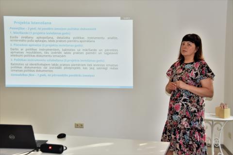 Woman presenting a presentation