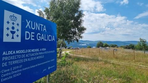 Sign of Xunta de Galicia of the A veiga model village