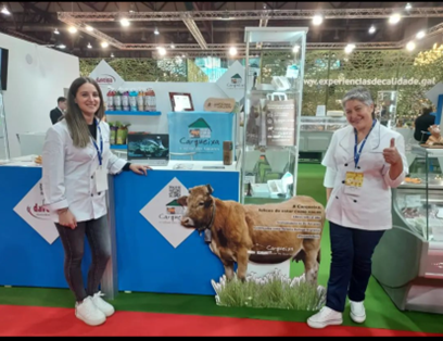 Two partners of the project at a stand of a fair showing the attendees the project "O Sabor dos Ancares"