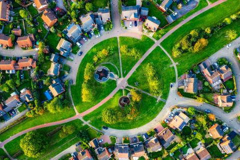 Neighbourhood with open green public area in the middle 