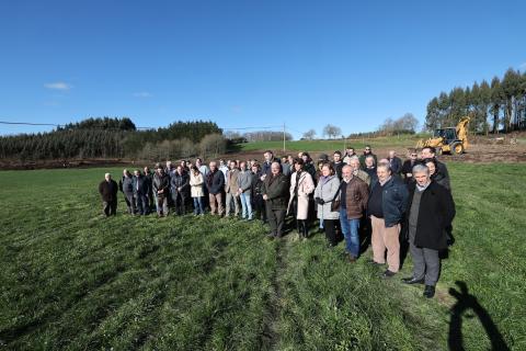 Residents observing the application of the agricultural land exchange system