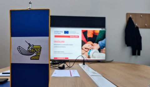 Litija and INVOLVIM Litija municipality flag, in the back there is an INVOLVIM slide on the monitor.