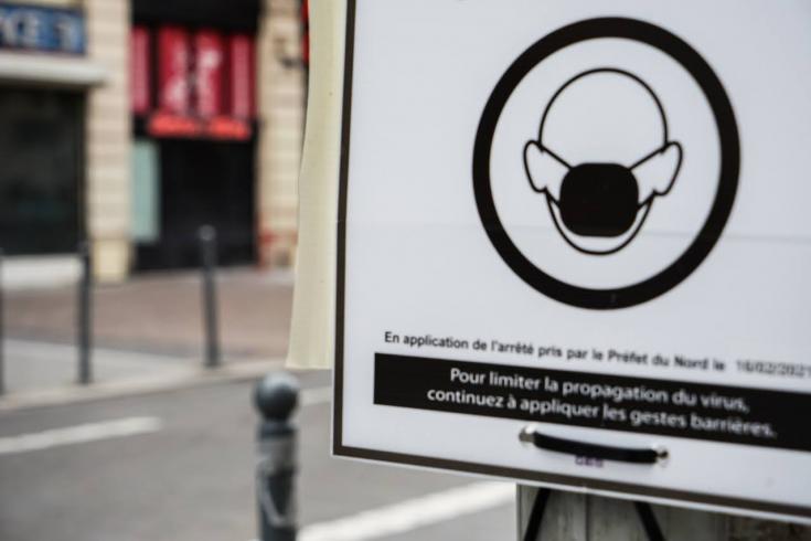 A sign in french about mandatory facemasks