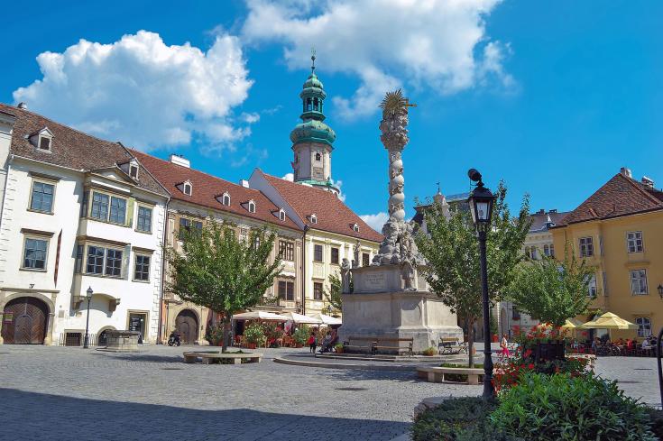 Picture depecting a plaza in he city of Sopron, Hungary. 