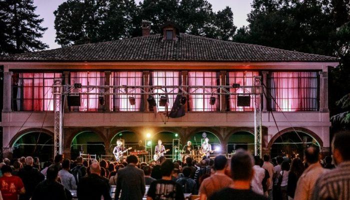 The picture shows a concert in a park