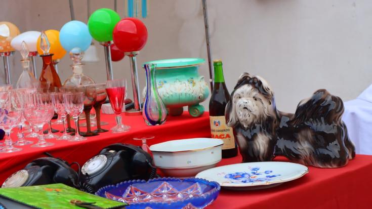 Various second hand objects on a table outside - COPR Isaure Suplisson Various second hand objects on a table outside - COPR Isaure Suplisson