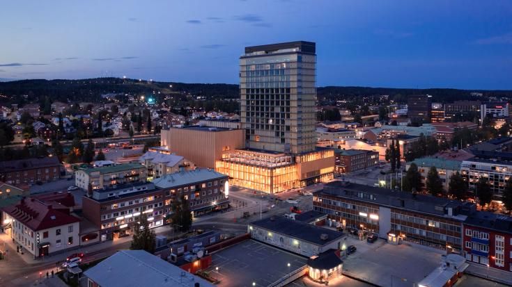 A large building in a city photo