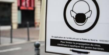 A sign in french about mandatory facemasks