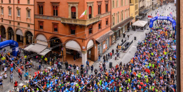 A square in Bologna full of marathon runners