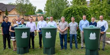 On this picture, you can see the people with rainwater barrels