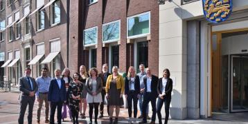 Peers Fryslâ standing together Peers Fryslâ standing together