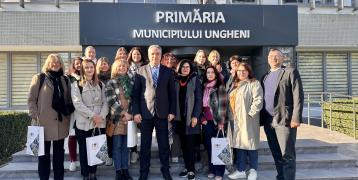 Project group posing with the Mayor of Ungheni City.