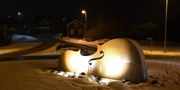 A giant decorative fiddle in snow