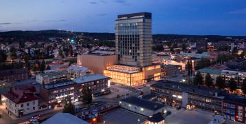 A large building in a city photo